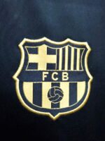 Camiseta-barcelona-segunda-equipacion-2020-2021-escudo