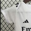 Camiseta-bebe-primera-equipacion-real-madrid-2024-2025-puño-derecho
