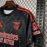 Camiseta-benfica-segunda-equipacion-2024-2025-puño-izquierdo