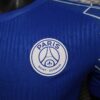 Camiseta-edicion-especial-version-jugador-PSG-2024-2025-escudo