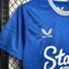 Camiseta-everton-primera-equipacion-2024-2025-puño-derecho