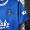 Camiseta-everton-primera-equipacion-2024-2025-puño-izquierdo
