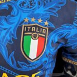 Camiseta-italia-version-jugador-versace-2022-2023-escudo
