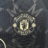 Camiseta-manchester-united-segunda-equipacion-2024-2025-escudo