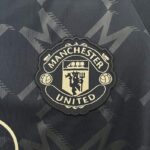 Camiseta-manchester-united-segunda-equipacion-2024-2025-escudo