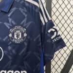Camiseta-manchester-united-segunda-equipacion-2024-2025-puño-izquierdo