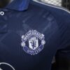 Camiseta-manchester-united-segunda-equipacion-version-jugador-2024-2025-escudo