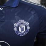 Camiseta-manchester-united-segunda-equipacion-version-jugador-2024-2025-escudo