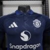 Camiseta-manchester-united-segunda-equipacion-version-jugador-2024-2025-pecho