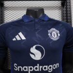 Camiseta-manchester-united-segunda-equipacion-version-jugador-2024-2025-pecho