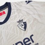 Camiseta-osasuna-segunda-equipacion-2024-2025-escudo