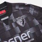 Camiseta-osasuna-tercera-equipacion-2024-2025-escudo