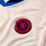 Camiseta-primera-equipacion-chelsea-2024-2025-escudo