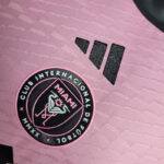 Camiseta-primera-equipacion-inter-miami-version-jugador-2024-2025-escudo