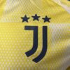 Camiseta-segunda-equipacion-juventus-version-jugador-2024-2025-escudo