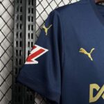 Camiseta-tercera-equipacion-alaves-2024-2025-puño-derecho