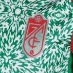 Camiseta-tercera-equipacion-granada-2024-2025-escudo