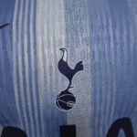 Camiseta-tottenham-segunda-equipacion-version-jugador-2024-2025-escudo