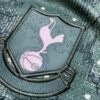 Camiseta-tottenham-tercera-equipacion-2024-2025-escudo