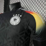 Camiseta-version-jugador-alemania-edicion-especial-2024-2025-escudo