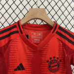 Conjunto-niño-bayern-munich-primera-equipacion-2024-2025-dorsal