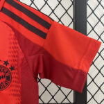 Conjunto-niño-bayern-munich-primera-equipacion-2024-2025-puño-izquierdo