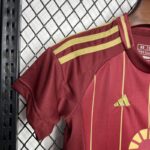 Conjunto-niño-primera-equipacion-AS-Roma-2024-2025-puño-derecho