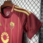 Conjunto-niño-primera-equipacion-AS-Roma-2024-2025-puño-izquierdo