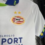 Conjunto-niño-tercera-equipacion-PSV-eindhoven-2024-2025-escudo