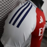 camiseta-arsenal-primera-equipacion-version-jugador-puño-derecho