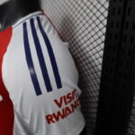 camiseta-arsenal-primera-equipacion-version-jugador-puño-izquierdo