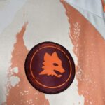 camiseta-as-roma-segunda-equipacion-2024-2025-escudo