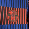 camiseta-barcelona-prepartido-2024-2025-escudo