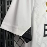 camiseta-bayer-leverkusen-segunda-equipacion-2024-2025-puño-derecho