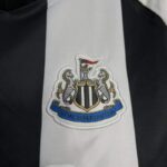 camiseta-newcastle-primera-equipacion-2024-2025-escudo