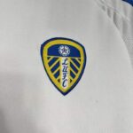 camiseta-primera-equipacion-leeds-united-2024-2025-escudo