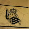 camiseta-real-sociedad-segunda-equipacion-2024-2025-escudo