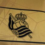 camiseta-real-sociedad-segunda-equipacion-2024-2025-escudo