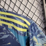 conjunto-niño-ajax-segunda-equipacion-2024-2025-hombro