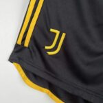 pantalon-corto-juventus-primera-equipacion-2023-2024-escudo