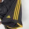 pantalon-corto-juventus-primera-equipacion-2023-2024-muslo