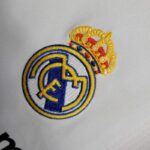 Camiseta-real-madrid-retro-manga-larga-primera-equipacion-2009-2010-escudo