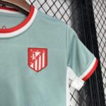 Conjunto Niño Atlético de Madrid Segunda Equipación 2024-2025 logo