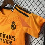 Conjunto Niño Real Madrid Segunda Equipación 2024-2025 puño izquierdo