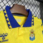 Conjunto Niño UD Las Palmas Primera Equipación 2024-2025 cuello