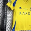 Conjunto-niño-al-nassr-primera-equipacion-2024-20025-axila