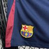 Pantalon-corto-fc-barcelona-primera-equipacion-2024-2025-escudo
