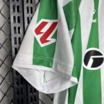 camiseta-real-betis-primera-equipacion-patrocinador-2024-2025-puño-derecho