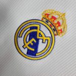 camiseta-real-madrid-retro-manga-larga-2019-2020-escudo