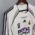 camiseta-real-madrid-retro-manga-larga-primera-equipacion-2006-dorsal
